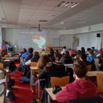 Fake news et complotisme, les conseils d’une journaliste aux lycéens de Brizeux